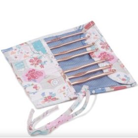 Horgolótűkészlet tartóban